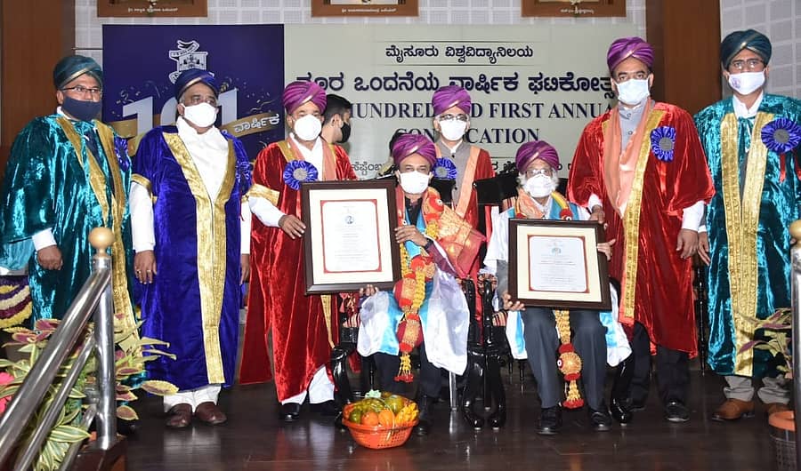 ಮೈಸೂರು ವಿಶ್ವವಿದ್ಯಾಲಯದ 101ನೇ ಘಟಿಕೋತ್ಸವದಲ್ಲಿ ಮಂಗಳವಾರ ಭಾರತೀಯ ವಿಜ್ಞಾನ ಸಂಸ್ಥೆಯ (ಐಐಎಸ್ಸಿ) ಬಯೊಕೆಮಿಸ್ಟ್ರಿ ವಿಭಾಗದ ಗೌರವ ಪ್ರಾಧ್ಯಾಪಕ ಗೋವಿಂದರಾಜನ್ ಪದ್ಮನಾಭನ್ ಹಾಗೂ ಆಕ್ಸೆಲ್ ಇಂಡಿಯಾ ಸಂಸ್ಥಾಪಕ ಪಾಲುದಾರ ಪ್ರಶಾಂತ್ ಪ್ರಕಾಶ್ ಅವರಿಗೆ ರಾಜ್ಯಪಾಲ ಥಾವರಚಂದ್ ಗೆಹ್ಲೋತ್ ‘ಗೌರವ ಡಾಕ್ಟರೇಟ್’ ಪ್ರದಾನ ಮಾಡಿದರು. ಕುಲಸಚಿವ (ಆಡಳಿತ) ಪ್ರೊ.ಆರ್.ಶಿವಪ್ಪ, ಕುಲಪತಿ ಪ್ರೊ.ಜಿ.ಹೇಮಂತಕುಮಾರ್, ನವದೆಹಲಿಯ ಸಿಎಸ್ಐಆರ್ ಮಹಾನಿರ್ದೇಶಕ ಡಾ.ಶೇಖರ್ ಸಿ.ಮಂಡೆ, ಉನ್ನತ ಶಿಕ್ಷಣ ಸಚಿವ ಡಾ.ಸಿ.ಎನ್.ಅಶ್ವತ್ಥನಾರಾಯಣ, ಪರೀಕ್ಷಾಂಗ ಕುಲಸಚಿವ ಪ್ರೊ.ಎ.ಪಿ.ಜ್ಞಾನಪ್ರಕಾಶ್ ಇದ್ದಾರೆ –ಪ್ರಜಾವಾಣಿ ಚಿತ್ರ