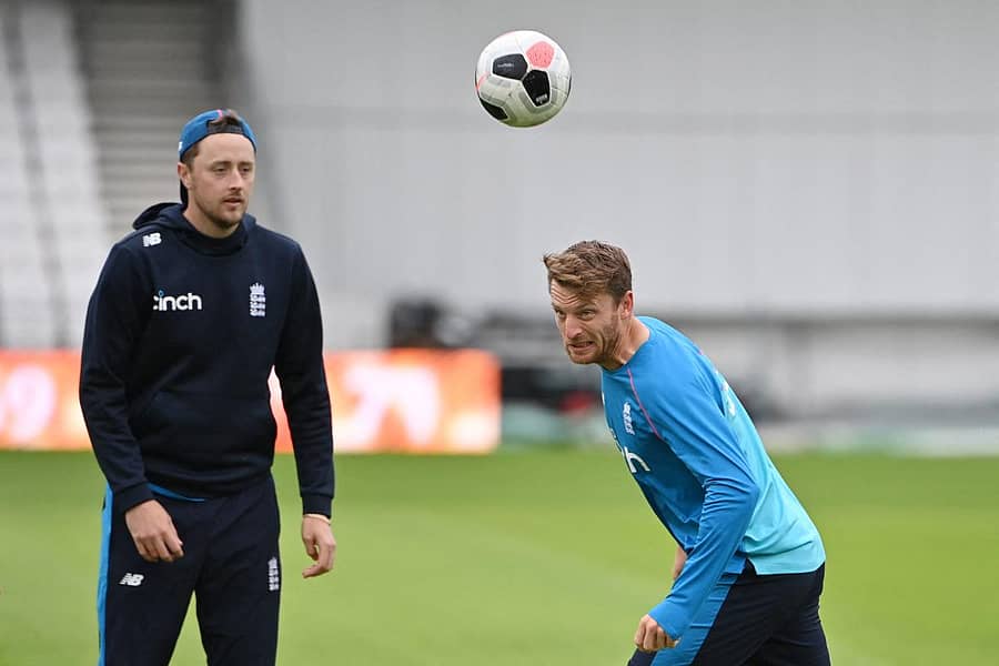 ಜೋಸ್ ಬಟ್ಲರ್ (ಬಲಕ್ಕೆ)