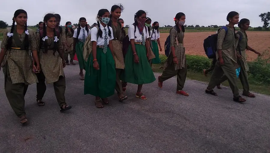 ಅಳವಂಡಿ ಸಮೀಪದ ಮೋರನಾಳ ಗ್ರಾಮದಿಂದ ಅಳವಂಡಿಯ ಶಾಲೆಗೆ ನಡೆದುಕೊಂಡು ಹೋಗುತ್ತಿರುವ ವಿದ್ಯಾರ್ಥಿಗಳು