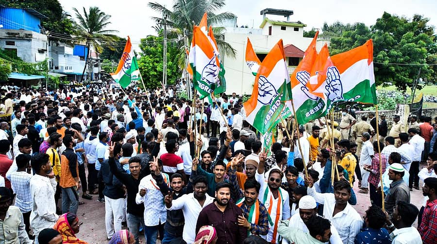 ಮಹಾನಗರ ಪಾಲಿಕೆಯ ಚುನಾವಣೆ ಮತ ಎಣಿಕೆ ನಡೆದ ಎನ್.ವಿ. ಶಾಲೆಯ ಬಳಿ ಕಾಂಗ್ರೆಸ್ ಕಾರ್ಯಕರ್ತರು ಸಂಭ್ರಮಿಸಿದರು