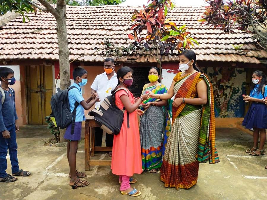 ಮಧುಗಿರಿ ತಾಲ್ಲೂಕು ರಂಗಾಪುರ ಗ್ರಾಮದ ಸರ್ಕಾರಿ ಹಿರಿಯ ಪ್ರಾಥಮಿಕ ಶಾಲೆಯ ಮಕ್ಕಳಿಗೆ ಮುಖ್ಯಶಿಕ್ಷಕ ನರಸಿಂಹರಾಜು, ಶಿಕ್ಷಕರಾದ ಎಸ್.ಎನ್. ಮಂಜುಳಾ ಹಾಗೂ ಸುಶೀಲಮ್ಮ ಗುಲಾಬಿ ಹೂ ನೀಡಿ ಬರಮಾಡಿಕೊಂಡರು