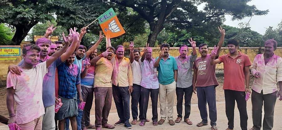 ಕುಷ್ಟಗಿಯಲ್ಲಿ ಬಿಜೆಪಿ ಬೆಂಬಲಿಗರು ಸಂಭ್ರಮಾಚರಣೆ ನಡೆಸಿದರು