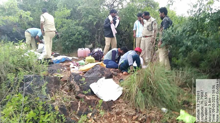 ಶ್ರೀಗಂಧ ಮರ ಕಳ್ಳರನ್ನು ಸೆರೆ ಹಿಡಿಯುತ್ತಿರುವ ವಲಯ ಅರಣ್ಯಾಧಿಕಾರಿ ದುರ್ಗಪ್ಪ ನೇತೃತ್ವದ ತಂಡ