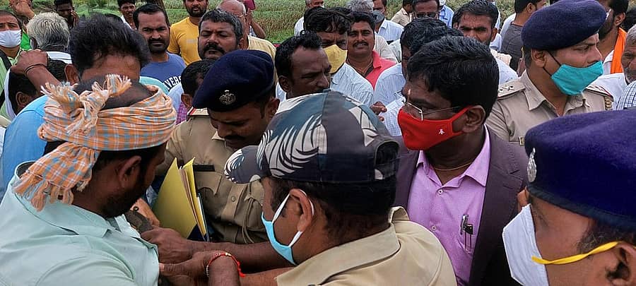 ಬಾಗಲಕೋಟೆ ಜಿಲ್ಲೆಯ ಮುಧೋಳ ತಾಲ್ಲೂಕಿನ ಚಿಚಖಂಡಿ ಸೇತುವೆ ಬಳಿ ಕೇಂದ್ರದ ಪ್ರವಾಹ ಅಧ್ಯಯನ ತಂಡದ ಅಧಿಕಾರಿಗಳು ಇದ್ದ ಕಾರಿಗೆ ಅಡ್ಡಲಾಗಿ ಕುಳಿತಿದ್ದ ರೈತ ದಿವಾಕರ ಹೊಸಮಠ ಅವರನ್ನು ಅಲ್ಲಿಂದ ಎಬ್ಬಿಸಿ, ಅವರ ಬಳಿ ಇದ್ದ ಕುಡುಗೋಲನ್ನು ಪೊಲೀಸರು ಕಸಿದುಕೊಂಡರು. ಈ ವೇಳೆ ಜಿಲ್ಲಾಧಿಕಾರಿ ಕ್ಯಾಪ್ಟನ್ ಡಾ.ಕೆ.ರಾಜೇಂದ್ರ ಇದ್ದರು