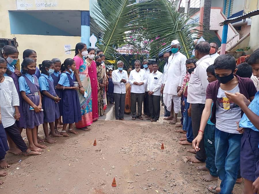 ಹೂವಿನ ಕುಂಡ ಬೆಳಗಿಗಿ ವಿದ್ಯಾರ್ಥಿಗಳ ಸ್ವಾಗತಕ್ಕೆ ಸಿದ್ಧತೆ ಮಾಡಿಕೊಂಡಿದ್ದ ಶಿಕ್ಷಕರು