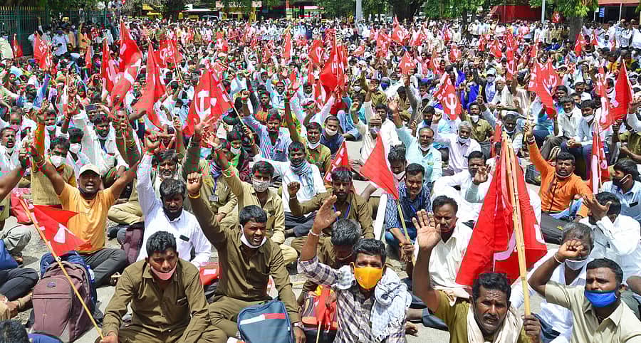 ಬೆಂಗಳೂರಿನ ರೈಲು ನಿಲ್ದಾಣದ ಆವರಣದಲ್ಲಿ ಗ್ರಾಮ ಪಂಚಾಯಿತಿ ನೌಕರರು ಧರಣಿ ನಡೆಸಿದರು –ಪ್ರಜಾವಾಣಿ ಚಿತ್ರ