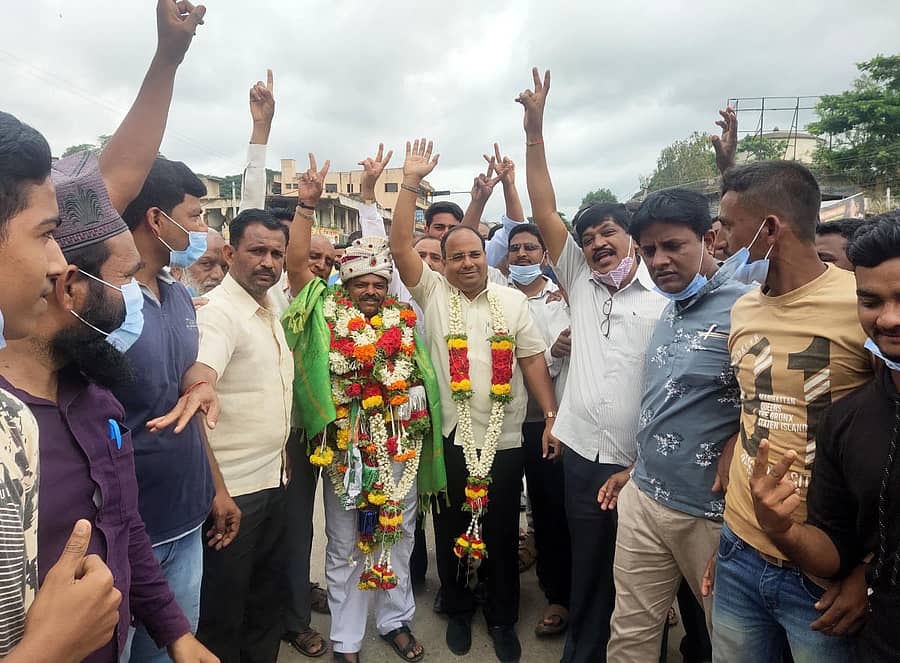 ಹರಿಹರದ ಕಾಳಿದಾಸ ನಗರ ವಾರ್ಡ್ಗೆ ನಡೆದ ಉಪಚುನಾವಣೆಯಲ್ಲಿ ಜೆಡಿಎಸ್ ಅಭ್ಯರ್ಥಿ ಜಯಗಳಿಸಿದ್ದರಿಂದ ಮಾಜಿ ಶಾಸಕ ಎಚ್.ಎಸ್. ಶಿವಶಂಕರ್ ಹಾಗೂ ಜೆಡಿಎಸ್ ಕಾರ್ಯಕರ್ತರು ಸೋಮವಾರ ಸಂಭ್ರಮಾಚರಣೆ ನಡೆಸಿದರು.