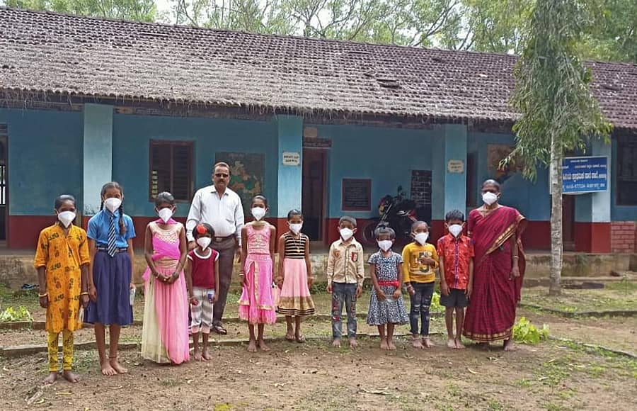 ತೀರ್ಥಹಳ್ಳಿ ತಾಲ್ಲೂಕು ಕೋಡುವಳ್ಳಿ ಸರ್ಕಾರಿ ಹಿರಿಯ ಪ್ರಾಥಮಿಕ ಶಾಲೆಯ ಶಿಕ್ಷಕ ಲೋಕೇಶಪ್ಪ ಅವರು ವಿದ್ಯಾರ್ಥಿಗಳಿಗೆ ಮಾಸ್ಕ್‌ ನೀಡಿ ಬರಮಾಡಿಕೊಂಡರು.