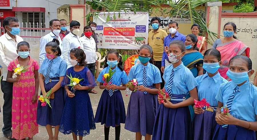 ಯಾದಗಿರಿಯ ಅಂಬೇಡ್ಕರ್ ನಗರದ ಸರ್ಕಾರಿ ಪ್ರಾಥಮಿಕ ಶಾಲೆಯಲ್ಲಿ ವಿದ್ಯಾರ್ಥಿಗಳಿಗೆ ಹೂ ನೀಡಿ ಸ್ವಾಗತಿಸಲಾಯಿತು