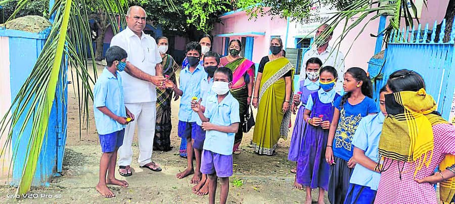 ಕೊಪ್ಪಳದ ಗಾಂಧಿ ನಗರದ ಸರ್ಕಾರಿ ಶಾಲೆಯಲ್ಲಿ ಶಿಕ್ಷಕರ ಸಂಘದ ಜಿಲ್ಲಾ ಘಟಕದ ಅಧ್ಯಕ್ಷ ಶರಣಬಸವನಗೌಡ ಪಾಟೀಲ್ ಹಲಗೇರಿ ಮಕ್ಕಳಿಗೆ ಹೂವು ನೀಡಿ ಸ್ವಾಗತಿಸಿದರು