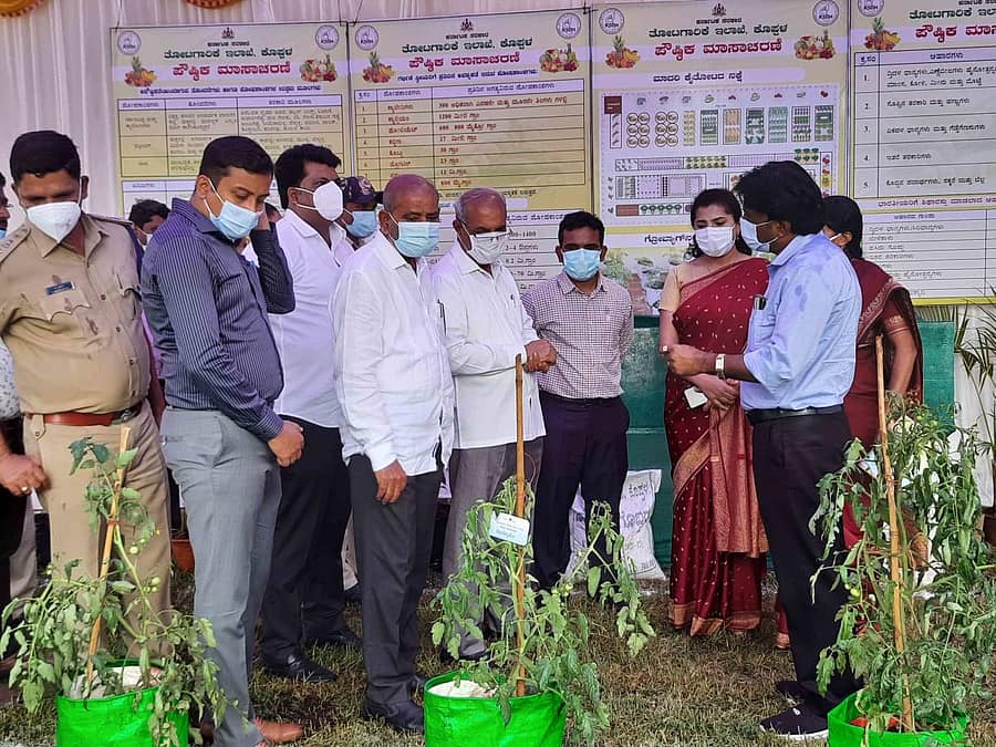ಕೊಪ್ಪಳದ ಜಿಲ್ಲಾಡಳಿತ ಭವನದ ಆಡಿಟೋರಿಯಂ ಹಾಲ್‌ನಲ್ಲಿ ನಡೆದ ಪೋಷಣ್ ಅಭಿಯಾನ ಕಾರ್ಯಕ್ರಮದಲ್ಲಿ ಮಹಿಳಾ ಮತ್ತು ಮಕ್ಕಳ ಕಲ್ಯಾಣ ಇಲಾಖೆ ಸಚಿವ ಹಾಲಪ್ಪ ಆಚಾರ ತೋಟಗಾರಿಕೆ ಇಲಾಖೆಯ ಪೌಷ್ಟಿಕ ತೋಟವನ್ನು ವೀಕ್ಷಿಸಿದರು