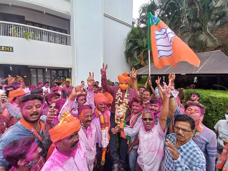 ಬೆಳಗಾವಿ ಮಹಾನಗರಪಾಲಿಕೆ ಚುನಾವಣೆಯಲ್ಲಿ ಬಿಜೆಪಿ ಬಹುಮತ ಸಾಧಿಸಿದ ಹಿನ್ನೆಲೆಯಲ್ಲಿ ಕಾರ್ಯಕರ್ತರು ಮತ್ತು ವಿಜೇತರು ಶಾಸಕ ಅಭಯ ಪಾಟೀಲ ಅವರೊಂದಿಗೆ ವಿಜಯೋತ್ಸವ ಆಚರಿಸಿದರುಪ್ರಜಾವಾಣಿ ಚಿತ್ರ