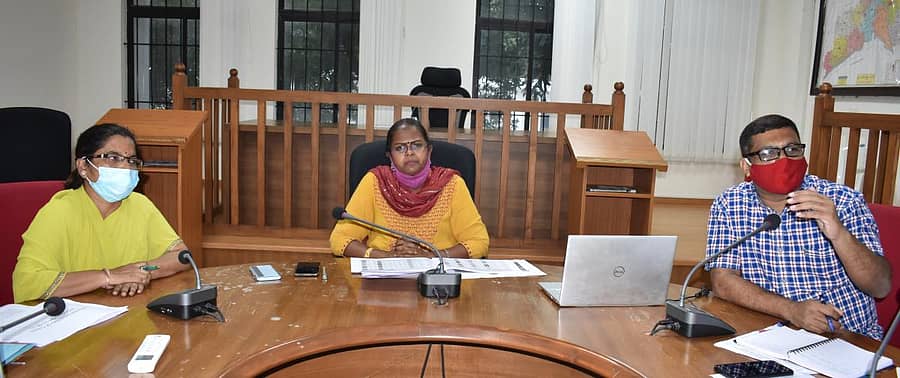 ಯಾದಗಿರಿ ಜಿಲ್ಲಾಧಿಕಾರಿ ಕಚೇರಿಯ ಸಭಾಂಗಣದಲ್ಲಿ ಸೋಮವಾರ ಹಮ್ಮಿಕೊಂಡಿದ್ದ ಮಹತ್ವಾಕಾಂಕ್ಷಿ ಜಿಲ್ಲೆಯ ಸೂಚ್ಯಂಕಗಳ ಪರಿಶೀಲನಾ ಸಭೆಯಲ್ಲಿ ಜಿಲ್ಲಾಧಿಕಾರಿ ಡಾ.ರಾಗಪ್ರಿಯಾ ಆರ್. ಮಾತನಾಡಿದರು