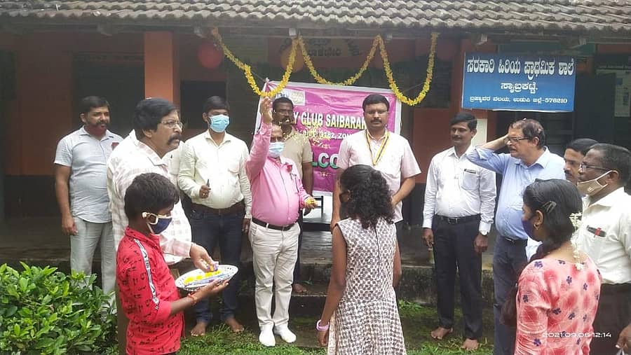 ಸೋಮವಾರದಿಂದ ಜಿಲ್ಲೆಯಲ್ಲಿ 6ರಿಂದ 8ನೇ ತರಗತಿಯ ವಿದ್ಯಾರ್ಥಿಗಳಿಗೆ ಭೌತಿಕ ತರಗತಿಗಳು ಆರಂಭವಾಗಿದ್ದು, ಡಿಡಿಪಿಐ ಎನ್.ಎಚ್.ನಾಗೂರ ವಿದ್ಯಾರ್ಥಿಗಳಿಗೆ ಸ್ವಾಗತ ಕೋರಿದರು.