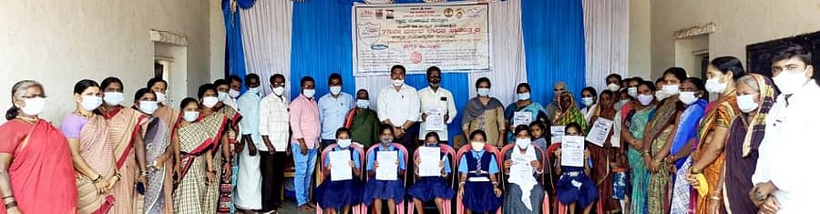 ಕಾರಟಗಿ ತಾಲ್ಲೂಕಿನ ಮುಸ್ಟೂರು ಗ್ರಾಮದಲ್ಲಿ ಆಜಾದಿ ಕಾ ಅಮೃತ ಮಹೋತ್ಸವ ಹಾಗೂ ಚಿಲುಮೆ ಅಭಿವೃದ್ಧಿ ಅಭಿಯಾನದ ನಿಮಿತ್ತ ನಡೆದ ಜಾಗೃತಿ ಮೂಡಿಸುವ ಕಾರ್ಯಕ್ರಮದಲ್ಲಿ ಮಹಿಳೆಯರು, ಮಕ್ಕಳು ಹಾಗೂ ಪ್ರಮುಖರು ಭಾಗವಹಿಸಿದ್ದರು