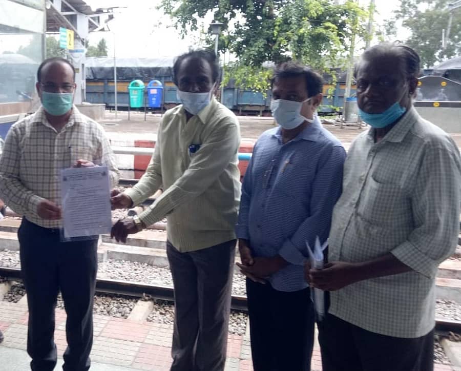 ನೈರುತ್ಯ ರೈಲ್ವೆ ವಿಭಾಗೀಯ ವ್ಯವಸ್ಥಾಪಕ ಅರವಿಂದ ಮಳಖೇಡ ಅವರಿಗೆ ವಿಜಯನಗರ ರೈಲ್ವೆ ಅಭಿವೃದ್ಧಿ ಕ್ರಿಯಾ ಸಮಿತಿ ಮುಖಂಡರು ಹೊಸಪೇಟೆಯಲ್ಲಿ ಮನವಿ ಪತ್ರ ಸಲ್ಲಿಸಿದರು