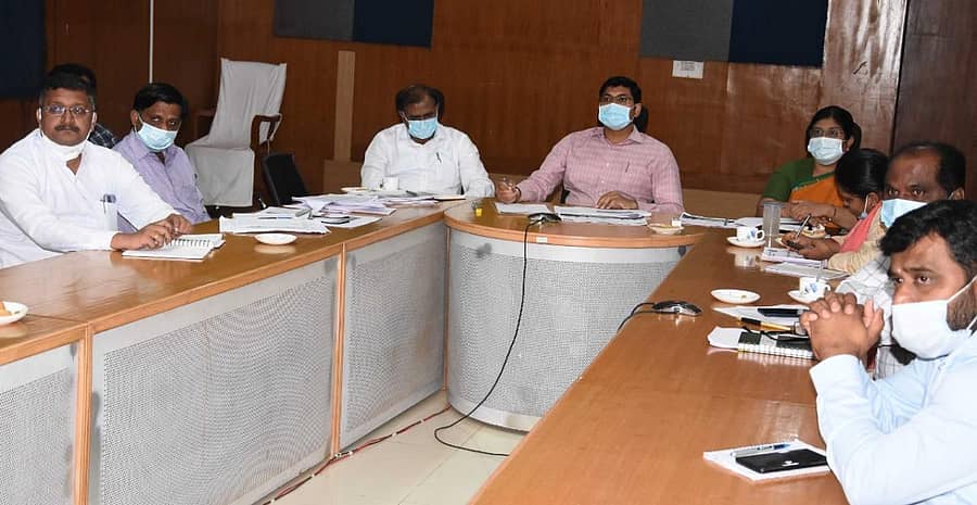 ಬೀದರ್ ಜಿಲ್ಲಾಧಿಕಾರಿ ಕಚೇರಿ ಸಭಾಂಗಣದಲ್ಲಿ ಆರೋಗ್ಯ ಇಲಾಖೆ ಸೇರಿದಂತೆ ವಿವಿಧ ಇಲಾಖೆಗಳ ಅಧಿಕಾರಿಗಳು ಮತ್ತು ತಹಶೀಲ್ದಾರೊಂದಿಗೆ ನಡೆದ ವಿಡಿಯೊ ಸಂವಾದದಲ್ಲಿ ಜಿಲ್ಲಾಧಿಕಾರಿ ರಾಮಚಂದ್ರನ್ ಆರ್ ಮಾತನಾಡಿದರು