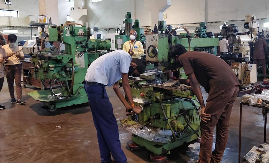 ಮಂಗಳೂರು ಬೈಕಂಪಾಡಿಯಲ್ಲಿರುವ ಜಿಟಿಟಿಸಿ ಕೇಂದ್ರದಲ್ಲಿ ಪ್ರಾಯೋಗಿಕ ತರಬೇತಿ ಪಡೆಯುವ ವಿದ್ಯಾರ್ಥಿಗಳು