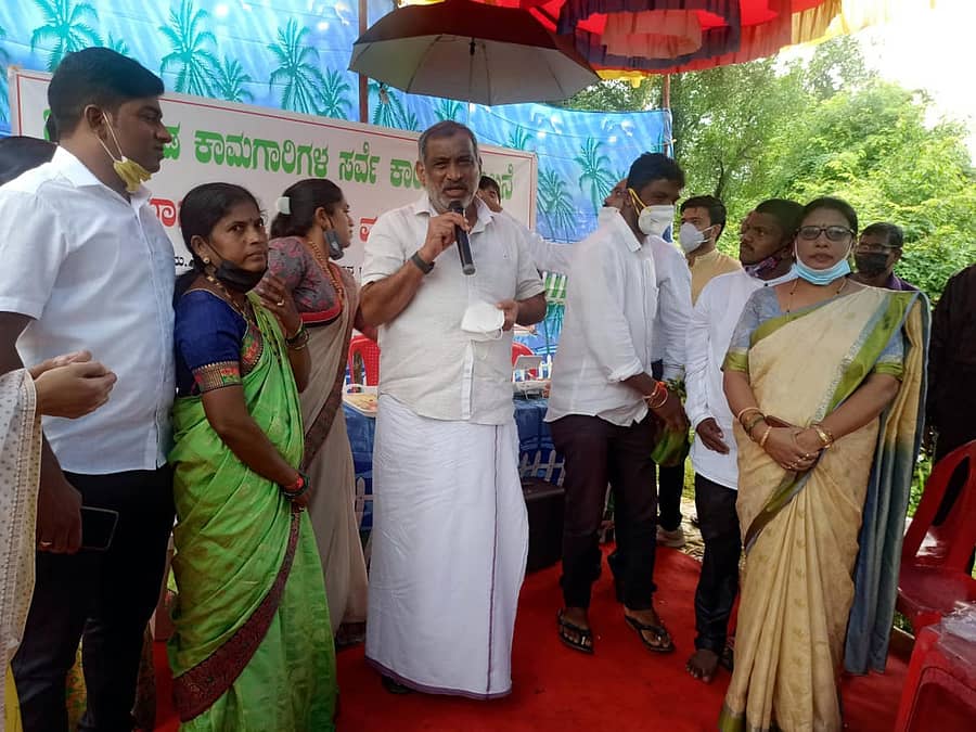 ಕಾರವಾರ ತಾಲ್ಲೂಕಿನ ಹೊಟೆಗಾಳಿಯಲ್ಲಿ ‘ಖಾರ್ಲ್ಯಾಂಡ್ ಯೋಜನೆ’ಯ ಸರ್ವೆ ಕಾರ್ಯಕ್ಕೆ ಸಚಿವ ಜೆ.ಸಿ. ಮಾಧುಸ್ವಾಮಿ ಚಾಲನೆ ನೀಡಿ ಮಾತನಾಡಿದರು