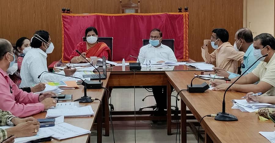 ಹಾಸನ ಜಿಲ್ಲಾಧಿಕಾರಿ ಆರ್‌.ಗಿರೀಶ್ ಅವರು ಅಧಿಕಾರಿಗಳ ಸಭೆ ನಡೆಸಿದರು. ಎಡಿಸಿ ಕವಿತಾ ರಾಜಾರಾಂ ಇದ್ದಾರೆ.