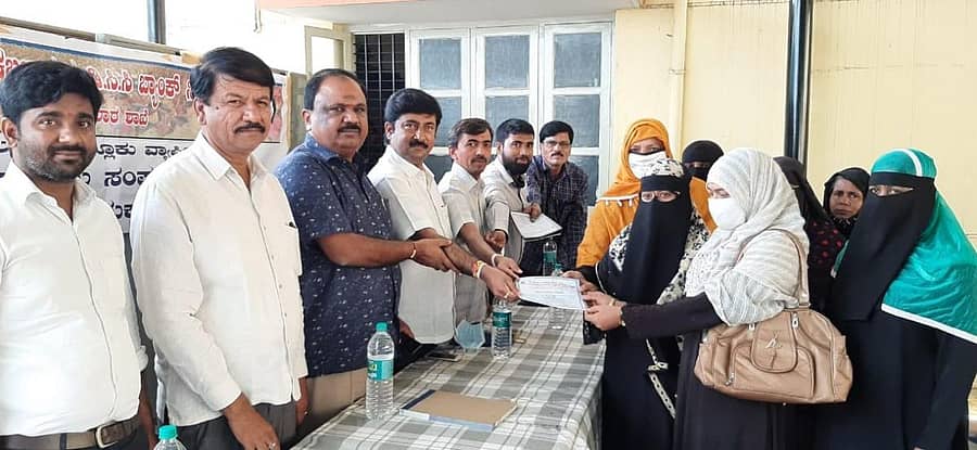 ಡಿಸಿಸಿ ಬ್ಯಾಂಕ್ ಅಧ್ಯಕ್ಷ ಎಂ.ಗೋವಿಂದಗೌಡ ಕೋಲಾರದಲ್ಲಿ ಮಂಗಳವಾರ ಸ್ತ್ರೀಶಕ್ತಿ ಸಂಘಗಳ ಸದಸ್ಯರಿಗೆ ಸಾಲದ ಚೆಕ್ ವಿತರಿಸಿದರು