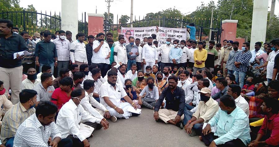 ಪ್ರಕಾಶಬಾಬು ಸಾವಿನ ಪ್ರಕರಣವನ್ನು ಸಿಬಿಐ ತನಿಖೆಗೆ ವಹಿಸಬೇಕು ಎಂದು ಒತ್ತಾಯಿಸಿ ರಾಯಚೂರಿನಲ್ಲಿ ದಲಿತ ಸಂಘಟನೆಗಳ ಒಕ್ಕೂಟಗಳ ಪದಾಧಿಕಾರಿಗಳು ಕಪ್ಪು ಪಟ್ಟಿ ಧರಿಸಿ ಜಿಲ್ಲಾಧಿಕಾರಿ ಕಚೇರಿ ಎದುರು ಮಂಗಳವಾರ ಪ್ರತಿಭಟನೆ ನಡೆಸಿದರು