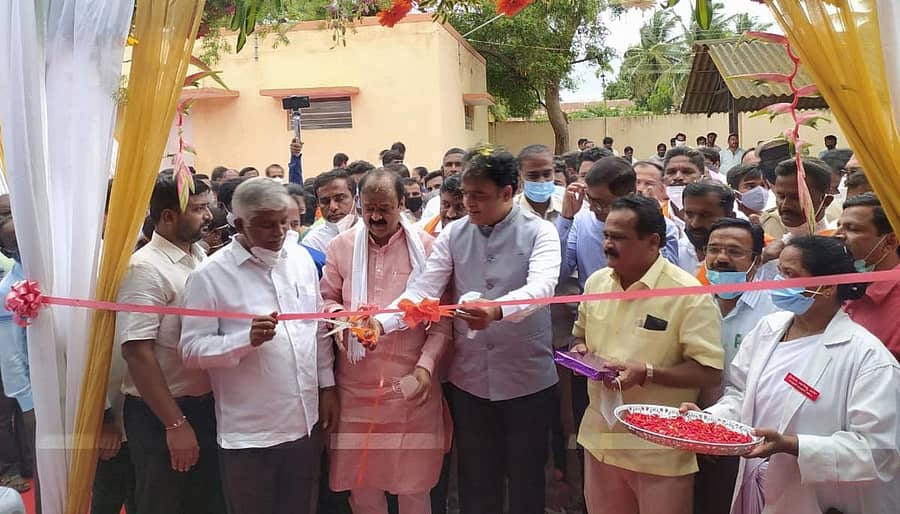 ಪಾಂಡವಪುರ ತಾಲ್ಲೂಕು ಆಸ್ಪತ್ರೆ ಆವರಣದಲ್ಲಿ ಹೊಂಬಾಳೆ ಸಂಸ್ಥೆ ವತಿಯಿಂದ ನಿರ್ಮಿಸಿರುವ ಆಮ್ಲಜನಕ ಉತ್ಪಾದನಾ ಘಟಕಕ್ಕೆ ಉನ್ನತ ಶಿಕ್ಷಣ ಸಚಿವ ಸಿ.ಎನ್.ಅಶ್ವತ್ಥ ನಾರಾಯಣ ಚಾಲನೆ ನೀಡಿದರು