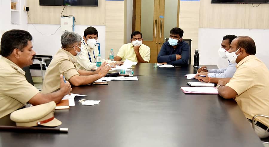 ವಿಜಯಪುರದಲ್ಲಿ ಮಂಗಳವಾರ ಗಣೇಶೋತ್ಸವದ ಹಿನ್ನೆಲೆಯಲ್ಲಿ ನಡೆದ ಸಭೆಯಲ್ಲಿ ಜಿಲ್ಲಾಧಿಕಾರಿ ಪಿ. ಸುನೀಲ್ ಕುಮಾರ್, ಜಿ.ಪಂ.ಸಿಇಓ ಗೋವಿಂದ ರೆಡ್ಡಿ, ಹೆಚ್ಚುವರಿ ಜಿಲ್ಲಾಧಿಕಾರಿ ರಮೇಶ ಕಳಸದ, ಉಪ ವಿಭಾಗಾಧಿಕಾರಿ ಬಲರಾಮ ಲಮಾಣಿ, ಪಾಲಿಕೆ ಆಯುಕ್ತ ವಿಜಯ್ ಮೆಕ್ಕಳಕಿ, ಎಎಸ್ಪಿ ರಾಮ ಅರಿಸಿದ್ಧಿ ಇದ್ದಾರೆ