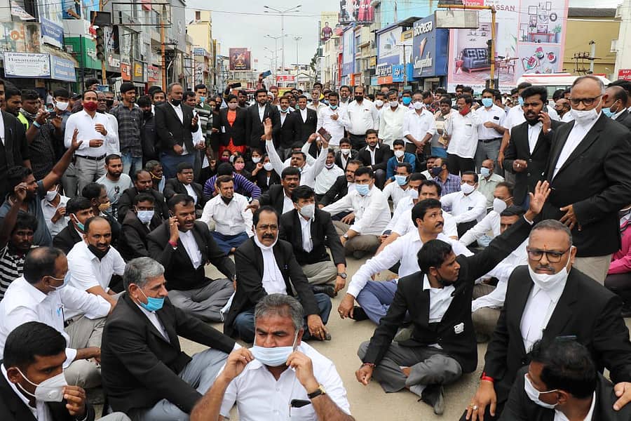 ಹಾಸನದ ಎನ್.ಆರ್. ವೃತ್ತದಲ್ಲಿ ವಕೀಲರು ರಸ್ತೆತಡೆ ನಡೆಸಿದರು.