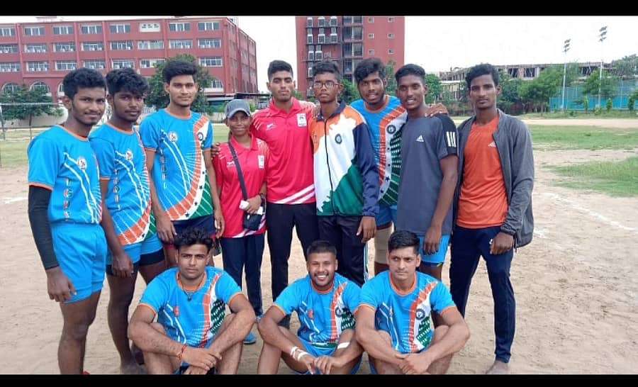 ಪ್ರಶಸ್ತಿ ಗೆದ್ದ ಚಾಮುಂಡೇಶ್ವರಿ ಕ್ಲಬ್ ತಂಡದ ಆಟಗಾರರು