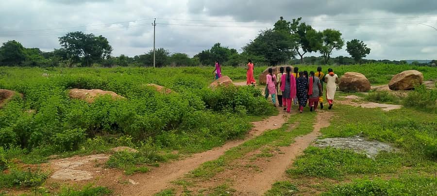 ವಾಡಿ ಸಮೀಪದ ಲಾಡ್ಲಾಪುರ ಸರ್ಕಾರಿ ಫ್ರೌಢಶಾಲೆಯಲ್ಲಿ ಶೌಚಾಲಯ ವ್ಯವಸ್ಥೆ ಇಲ್ಲದ ಕಾರಣ ವಿದ್ಯಾರ್ಥಿನಿಯರು ನಿಸರ್ಗದ ಕರೆಗೆ ಜಾಲಿಮರಗಳನ್ನು ಆಸರೆಯಿಸುವುದು ಅನಿವಾರ್ಯವಾಗಿದೆ