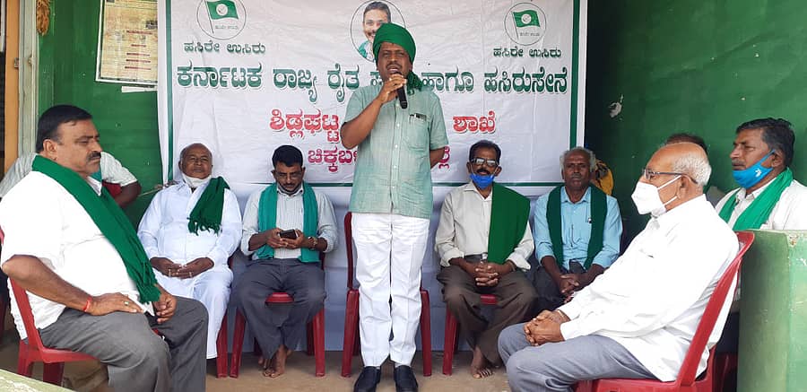ಶಿಡ್ಲಘಟ್ಟದ ರೈತ ಸಂಘದ ಕಚೇರಿಯಲ್ಲಿ ವಿಧಾನಸೌಧ ಚಲೋ ಅಂಗವಾಗಿ ಆಯೋಜಿಸಿದ್ದ ಪೂರ್ವಭಾವಿ ಸಭೆಯಲ್ಲಿ ರೈತಸಂಘ ಹಾಗೂ ಹಸಿರು ಸೇನೆಯ ರಾಜ್ಯ ಪ್ರಧಾನ ಕಾರ್ಯದರ್ಶಿ ಭಕ್ತರಹಳ್ಳಿ ಬೈರೇಗೌಡ ಮಾತನಾಡಿದರು