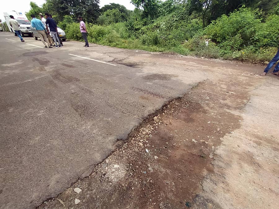 ಖುರ್ಷಿದ್ ಅಹ್ಮದ್ ಅವರ ದ್ವಿಚಕ್ರ ವಾಹನ ಉರುಳಿ ಬೀಳಲು ಕಾರಣವಾದ ವಿಶ್ವೇಶ್ವರಯ್ಯ ಬಡಾವಣೆಯ 4ನೇ ಹಂತದಲ್ಲಿರುವ ಮಂಗನಹಳ್ಳಿ ಮುಖ್ಯರಸ್ತೆಯಲ್ಲಿರುವ ಗುಂಡಿ – ಪ್ರಜಾವಾಣಿ ಚಿತ್ರ