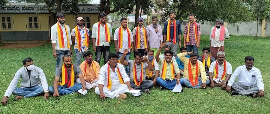 ಗ್ರಾಹಕರು ಅಡವಿಟ್ಟ ಚಿನ್ನವನ್ನು ಹರಾಜು ಹಾಕಲು ಗೋಲ್ಡ್ಲೋನ್ ಕಂಪನಿಗಳು ಮುಂದಾಗಿವೆ ಎಂದು ಆರೋಪಿಸಿ ಸುವರ್ಣ ಕನ್ನಡ ರಕ್ಷಣಾ ವೇದಿಕೆ ವತಿಯಿಂದ ಮಂಗಳವಾರ ಚಾಮರಾಜನಗರದಲ್ಲಿ ಪ್ರತಿಭಟನೆ ನಡೆಯಿತು