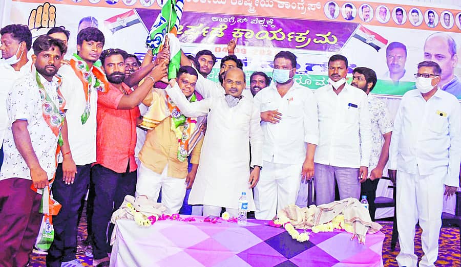 ಸೇಡಂನ ತಾಪಾಡಿಯಾ ಭವನದಲ್ಲಿ ಶನಿವಾರ ಕಾಂಗ್ರೆಸ್ ಸೇರಿದ ಯುವಕರಿಗೆ ಮಾಜಿ ಸಚಿವ ಡಾ.ಶರಣಪ್ರಕಾಶ ಪಾಟೀಲ ಅವರು ಕಾಂಗ್ರೆಸ್ ಧ್ವಜ ನೀಡಿದರು