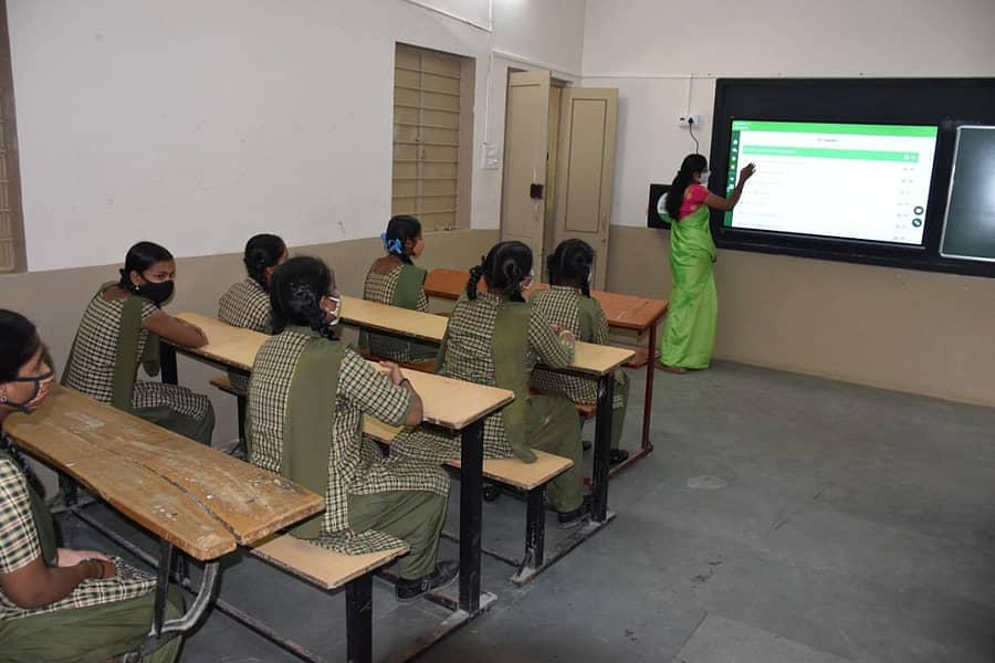 ಅಗರ ಸರ್ಕಾರಿ ಶಾಲೆಯಲ್ಲಿ ಆರಂಭಿಸಿರುವ ‘ಸ್ಮಾರ್ಟ್‌ ‌ಕ್ಲಾಸ್‌ ರೂಂ’ನಲ್ಲಿ ಶಿಕ್ಷಕಿಯೊಬ್ಬರು ವಿದ್ಯಾರ್ಥಿಗಳಿಗೆ ಪಾಠ ಮಾಡಿದರು