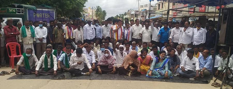 ಮಂಚೇನಹಳ್ಳಿಯಲ್ಲಿ ನಡೆದ ಪ್ರತಿಭಟನೆಯಲ್ಲಿ ಭಾಗವಹಿಸಿದ್ದ ಸ್ಥಳೀಯ ನಾಗರಿಕರು