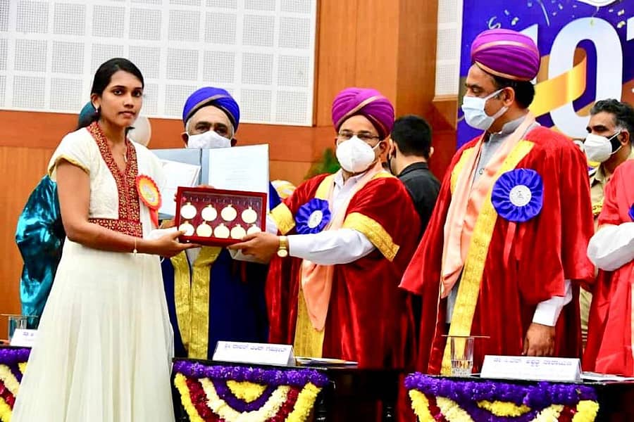 ರಾಜ್ಯಪಾಲ ಥಾವರಚಂದ್ ಗೆಹಲೋತ್ ಅವರು ಹರ್ಷಿತಾಗೆ ಚಿನ್ನದ ಪದಕಗಳನ್ನು ಪ್ರದಾನ ಮಾಡಿದರು. ಉನ್ನತ ಶಿಕ್ಷಣ ಸಚಿವ ಡಾ.ಸಿ.ಎನ್.ಅಶ್ವತ್ಥನಾರಾಯಣ ಹಾಗೂ ಕುಲಪತಿ ಪ್ರೊ.ಜಿ.ಹೇಮಂತ ಕುಮಾರ್ ಇದ್ದಾರೆ.