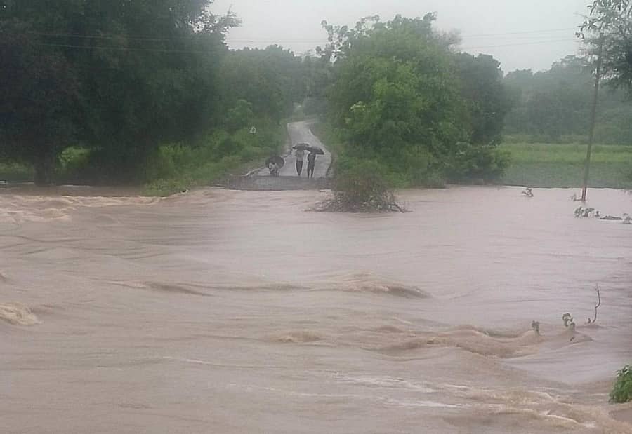 ಕಮಲನಗರ ತಾಲ್ಲೂಕಿನ ಬೆಳಕುಣಿ(ಬಿ)-–ಕಮಲನಗರ ಗ್ರಾಮದ ಮಧ್ಯೆ ಬರುವ ಕೆಳ ಸೇತುವೆ ಮೇಲಿಂದ ಮಳೆ ನೀರು ಹರಿದು ಸಂಪರ್ಕ ಕಡಿತಗೊಂಡಿರುವುದು