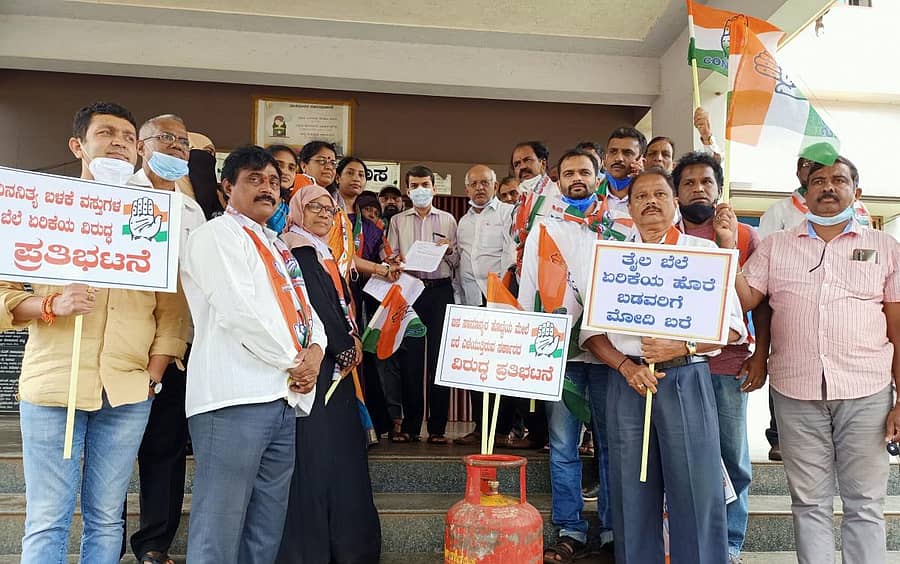 ಬೆಲೆ ಏರಿಕೆ ನಿಯಂತ್ರಿಸಲು ರಾಷ್ಟ್ರಪತಿ ಹಾಗೂ ರಾಜ್ಯಪಾಲರು ಮಧ್ಯಪ್ರವೇಶಿಸಿ ಕೇಂದ್ರ ಮತ್ತು ರಾಜ್ಯ ಸರ್ಕಾರಕ್ಕೆ ನಿರ್ದೇಶನ ನೀಡಲು ಒತ್ತಾಯಿಸಿ ಮಹಿಳಾ ಕಾಂಗ್ರೆಸ್ ಕಾರ್ಯಕರ್ತರು ಹಾಗೂ ಕಾಂಗ್ರೆಸ್ ಪ್ರಮುಖರು ಗ್ರೇಡ್–2 ತಹಶೀಲ್ದಾರ್ ಅವರಿಗೆ ಮನವಿ ಸಲ್ಲಿಸಿದರು