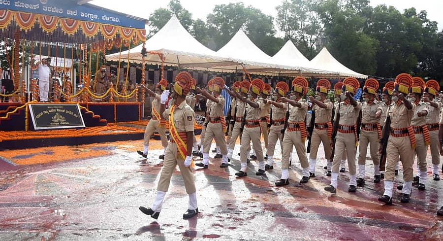 ಬೆಳಗಾವಿಯ ಕೆಎಸ್‌ಆರ್‌ಪಿ ತರಬೇತಿ ಶಾಲೆಯ ಕವಾಯತು ಮೈದಾನದಲ್ಲಿ ಬುಧವಾರ ನಡೆದ ನಿರ್ಗಮನ ಪಥಸಂಚಲನದ ವೇಳೆ ಕಾನ್‌ಸ್ಟೆಬಲ್‌ ಪ್ರಶಿಕ್ಷಣಾರ್ಥಿಗಳು ಗೃಹ ಸಚಿವ ಆರಗ ಜ್ಞಾನೇಂದ್ರ ಅವರಿಗೆ ಗೌರವ ವಂದನೆ ಸಲ್ಲಿಸಿದರುಪ್ರಜಾವಾಣಿ ವಾರ್ತೆ