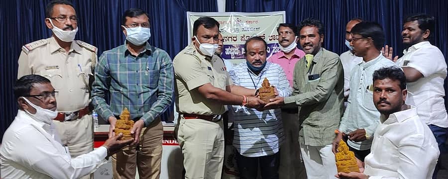 ಗಂಗಾವತಿ ಲಯನ್ಸ್ ಐಎಂಎ ಸಭಾಂಗಣದಲ್ಲಿ ನಡೆದ ಗಣೇಶ ಹಬ್ಬದ ಪೂರ್ವಭಾವಿ ಸಭೆಯಲ್ಲಿ ಸಾರ್ವಜನಿಕರಿಗೆ ಪರಿಸರಸ್ನೇಹಿ ಗಣೇಶ ಮೂರ್ತಿಗಳನ್ನು ವಿತರಿಸಲಾಯಿತು