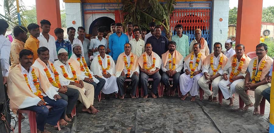 ತೆಲಸಂಗದ ದುರ್ಗಾದೇವಿ ದೇವಸ್ಥಾನದಲ್ಲಿ ಮಾದಿಗ ಸಮಾಜದವರು ಗಣ್ಯರನ್ನು ಮಂಗಳವಾರ ಸತ್ಕರಿಸಿದರು