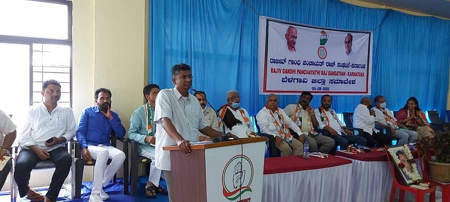 ಬೆಳಗಾವಿಯ ಕಾಂಗ್ರೆಸ್ ಭವನದಲ್ಲಿ ರಾಜೀವ್‌ಗಾಂಧಿ ಪಂಚಾಯತ್‌ರಾಜ್‌ ಸಂಘಟನೆಯಿಂದ ಬುಧವಾರ ಆಯೋಜಿಸಿದ್ದ ಜಿಲ್ಲಾ ಸಮಾವೇಶದಲ್ಲಿ ಕೆಪಿಸಿಸಿ ಕಾರ್ಯಾಧ್ಯಕ್ಷ ಸತೀಶ ಜಾರಕಿಹೊಳಿ ಮಾತನಾಡಿದರು