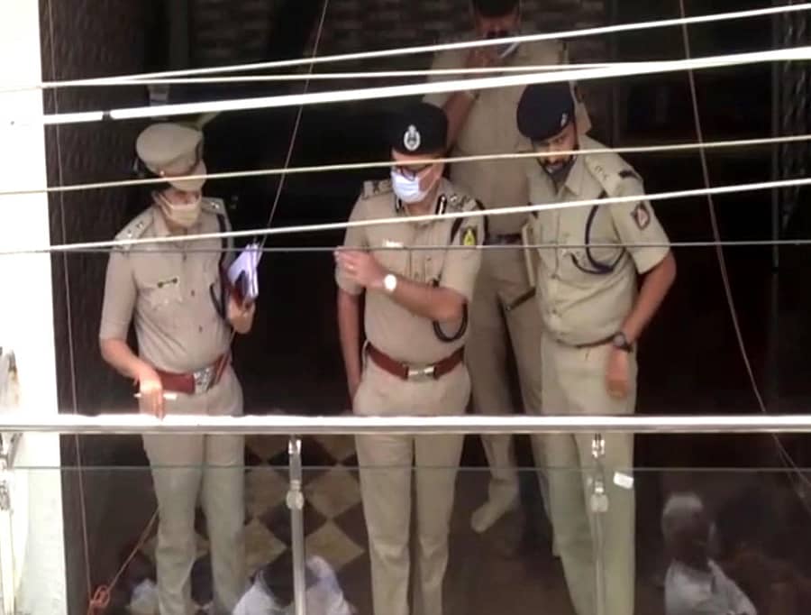 ಹಾಸನದ ವಿಶ್ವೇಶ್ವರಯ್ಯ ಬಡಾವಣೆಯ ಗ್ರಾನೈಟ್ ಉದ್ಯಮಿ ಟಿ.ಎನ್.ರಘು ಮನೆಗೆ ದಕ್ಷಿಣ ವಲಯ ಐಜಿಪಿ ಪ್ರವೀಣ್ ಕುಮಾರ್ ಮಧುಕರ್, ಎಸ್ಪಿ ಆರ್.ಶ್ರೀನಿವಾಸ್ ಗೌಡ ಭೇಟಿ ನೀಡಿ ಪರಿಶೀಲಿಸಿದರು.