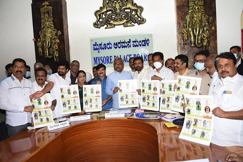 ದಸರಾ ಉತ್ಸವದಲ್ಲಿ ಪಾಲ್ಗೊಳ್ಳಲಿರುವ ಆನೆಗಳ ಪಟ್ಟಿಯನ್ನು ಸಹಕಾರ ಸಚಿವ ಎಸ್.ಟಿ.ಸೋಮಶೇಖರ್ ಬುಧವಾರ ಮೈಸೂರಿನಲ್ಲಿ ಬಿಡುಗಡೆಗೊಳಿಸಿದರು