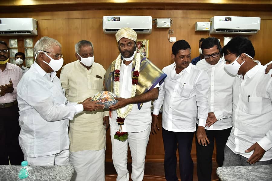 ಬಿಡಿಸಿಸಿ ಬ್ಯಾಂಕಿನ ಅಧ್ಯಕ್ಷ, ಪ್ರವಾಸೋದ್ಯಮ ಸಚಿವ ಆನಂದ್ ಸಿಂಗ್ ಅವರನ್ನು ಬ್ಯಾಂಕಿನ ನಿರ್ದೇಶಕರು ಸನ್ಮಾನಿಸಿದರು