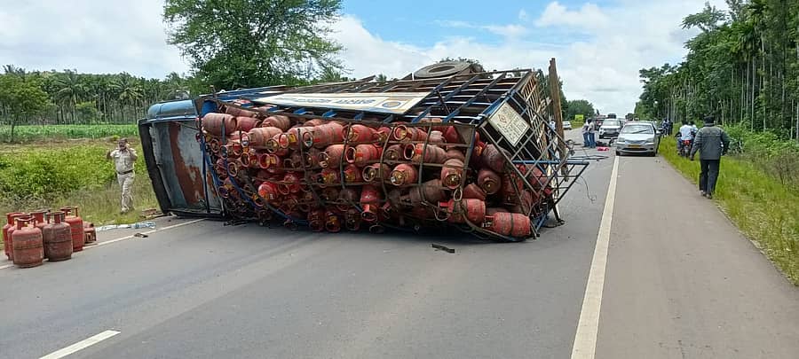 ಲಾರಿ ಪಲ್ಟಿಯಾಗಿರುವ ದೃಶ್ಯ