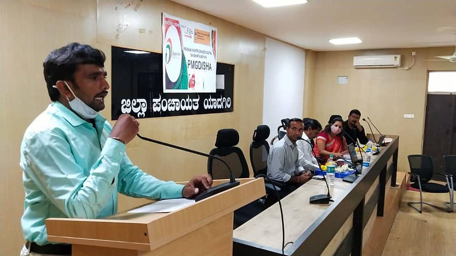 ಯಾದಗಿರಿಯಲ್ಲಿ ನಡೆದ ಪ್ರಧಾನಮಂತ್ರಿ ಗ್ರಾಮೀಣ ಡಿಜಿಟಲ್ ಸಾಕ್ಷರತೆ ಅಭಿಯಾನ ಕಾರ್ಯಾಗಾರದಲ್ಲಿ ಸಾಮಾನ್ಯ ಸೇವಾ ಕೇಂದ್ರದ ಜಿಲ್ಲಾ ವ್ಯವಸ್ಥಾಪಕ ಸಿದ್ದು ಹರಸೂರ ಮಾತನಾಡಿದರು