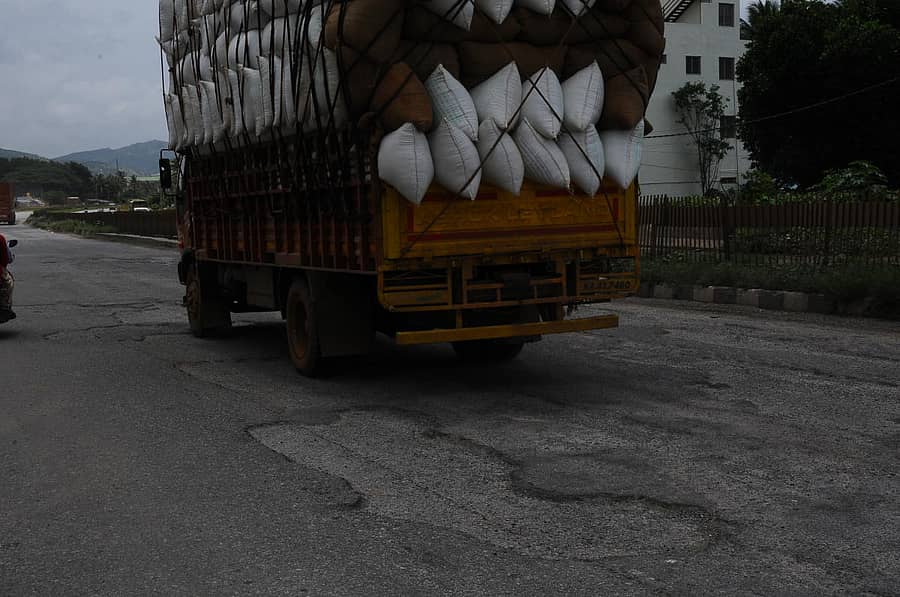 ಗುಂಡಿ ಬಿದ್ದಿರುವ ರಾಷ್ಟ್ರೀಯ ಹೆದ್ದಾರಿ